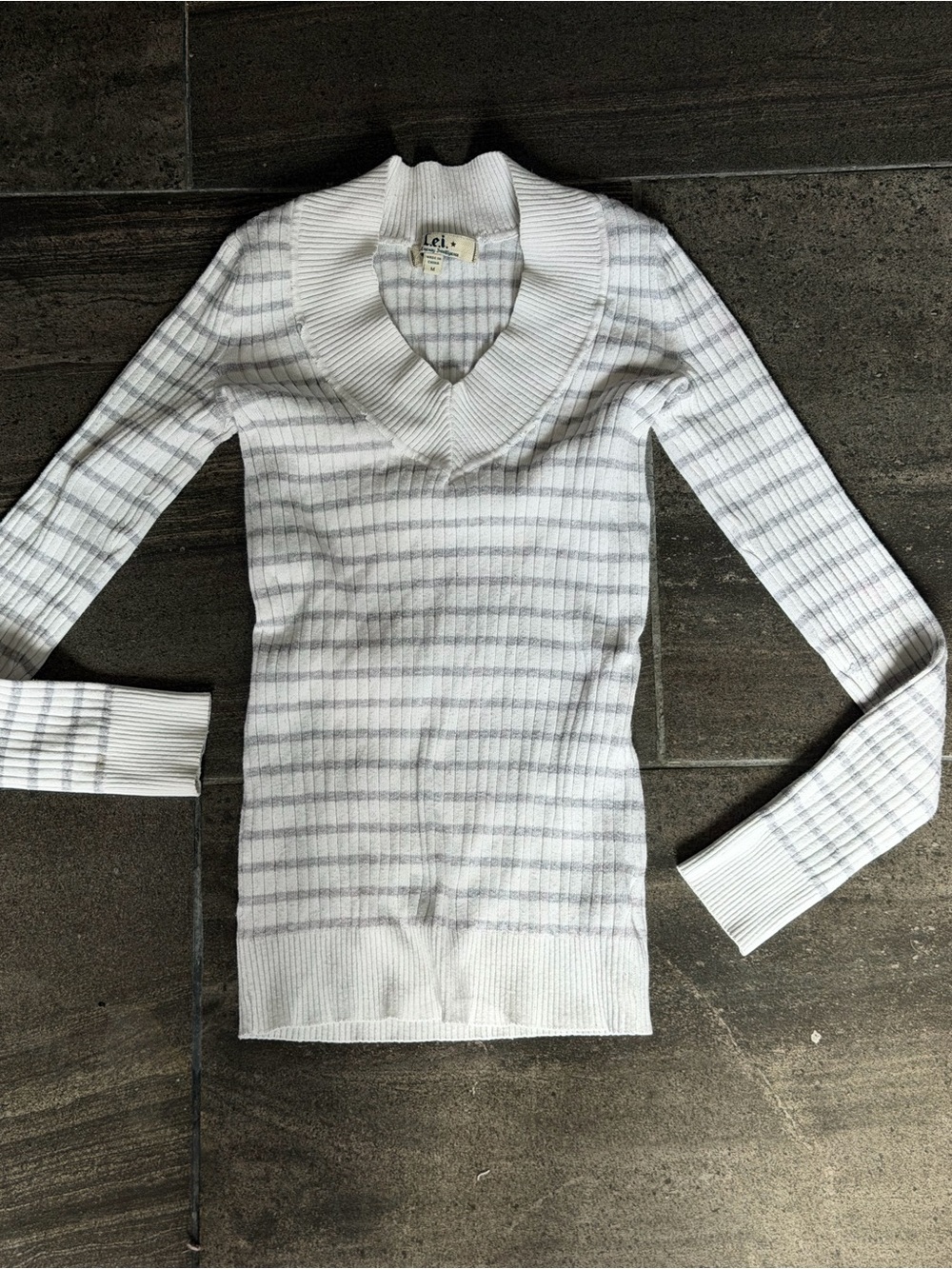 lei White & Light Gray Striped Ribbed Cowl Neck Sweater